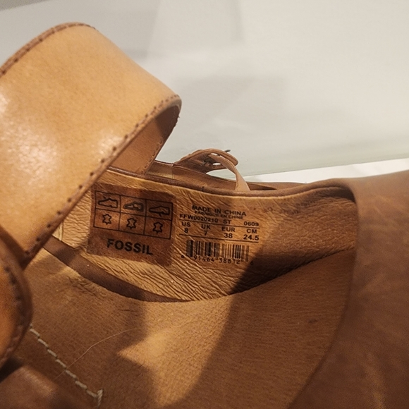 Fossil, size 8 leather 3" beautiful high heel with strap sand unique heel shape. - Picture 9 of 16